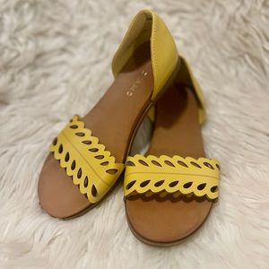 Yellow Andiamo flats, size 6